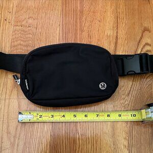 Lululemon Everywhere Belt Bag